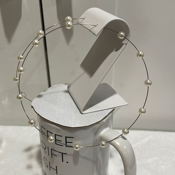 NWOT Wire hoop earring with faux pearls - Picture 2 of 4